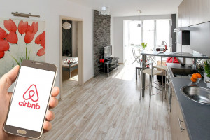 Airbnb zwalnia pracowników i rezygnuje z wakacyjnych staży