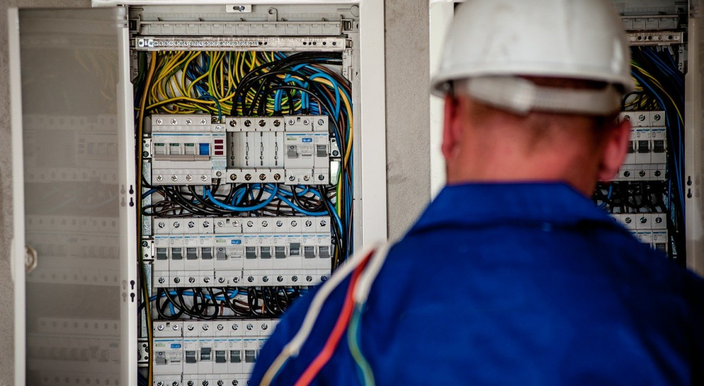 Poszukiwane są osoby na różne stanowiska, m.in. specjaliści IT, operatorzy maszyn, elektrycy, mechanicy i pracownicy magazynowi. (Fot. Pixabay) W Bydgoszczy firmy zgłaszają oferty w ramach akcji #JestPraca