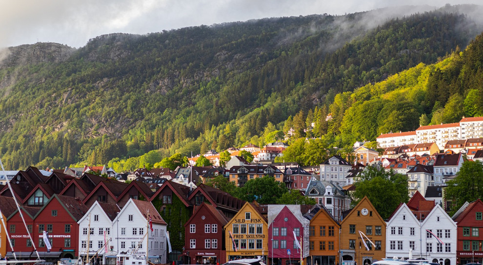 Dzięki zniesieniu niektórych restrykcji dotyczących aktywności biznesowej sytuacja na rynku pracy zaczyna się poprawiać (fot. pixabay) W Norwegii bezrobocie spadło nieznacznie i wynosi 15,3 proc.