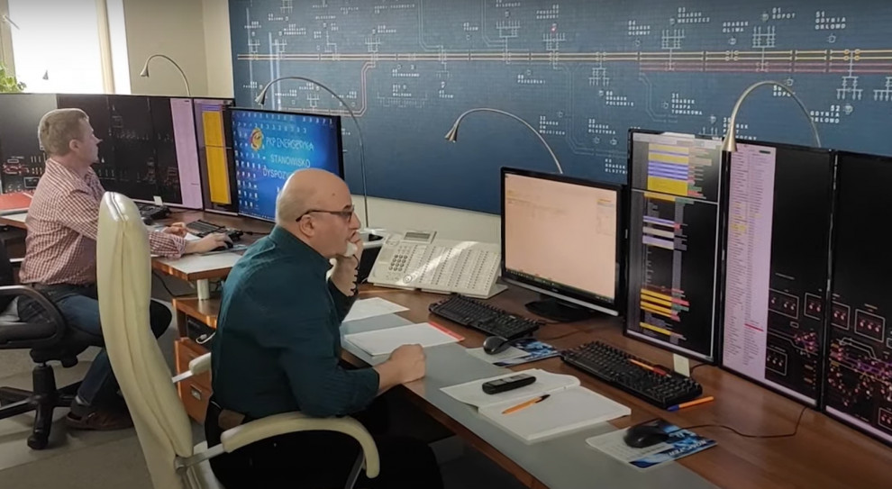 Pracownicy PKP Energetyka nie opuszczają miejsca pracy. Takie rozwiązanie wprowadzono w 12 centrach dyspozytorskich (fot. mat. pras. PKP Energetyka) Pracownicy w pełnej izolacji. Koronawirus zmusza pracodawców do nietypowych rozwiązań