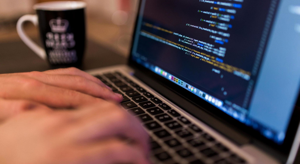 Najbardziej poszukiwani są specjaliści od aplikacji mobilnych, a także specjaliści i doświadczeni pracownicy programujący zarówno w backendzie, jak i frontendzie (fot. pixnio.com.pl) W branży IT rosną zarobki i zapotrzebowanie na specjalistów