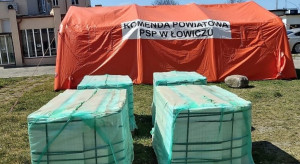 Płyty służą jako podłoże w powstałych przy szpitalach namiotach do triażu (fot. mat. pras.) Ceramika Paradyż wspiera szpitale w walce z COVID-19