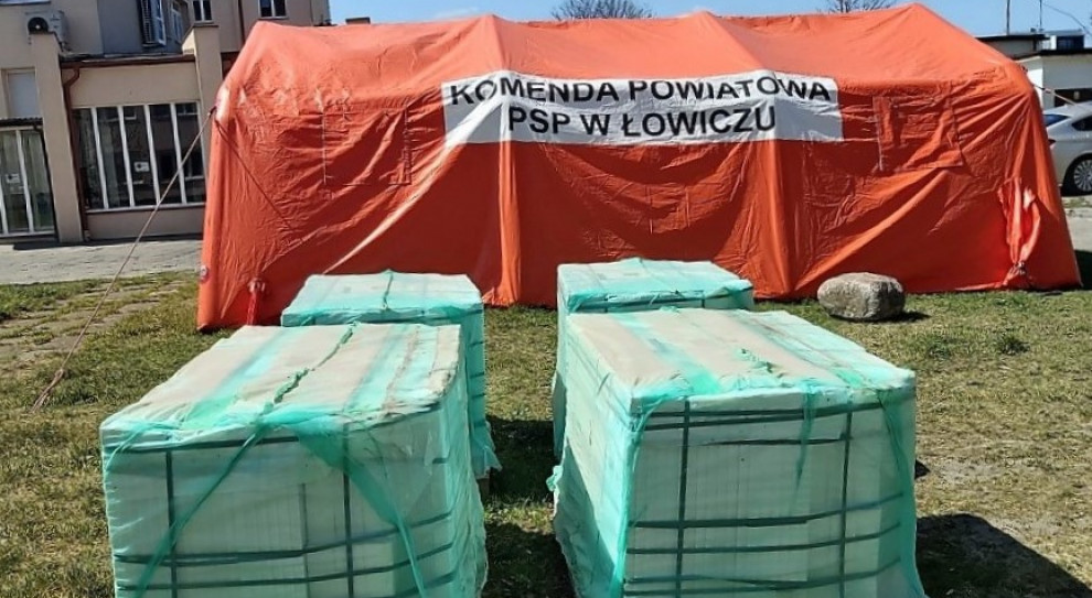 Płyty służą jako podłoże w powstałych przy szpitalach namiotach do triażu (fot. mat. pras.) Ceramika Paradyż wspiera szpitale w walce z COVID-19