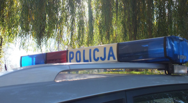 Kobieta usłyszała zarzut oszustwa. Grozi jej osiem lat więzienia.(fot. Twitter/Policja) Mężowi sprzedawała taniej. Nieuczciwa kasjerka zatrzymana przez policję