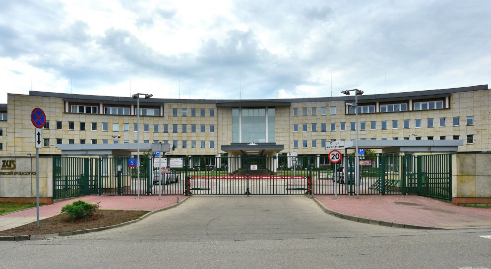 Możliwość załatwiana spraw bezpośrednio w placówkach ZUS zostanie przywrócona 4 maja 2020 r. (Fot. wikipedia.org/Adrian Grycuk/CC BY-SA 3.0 PL) ZUS przywraca standardową obsługę klientów. Będzie wpuszczał pojedynczo