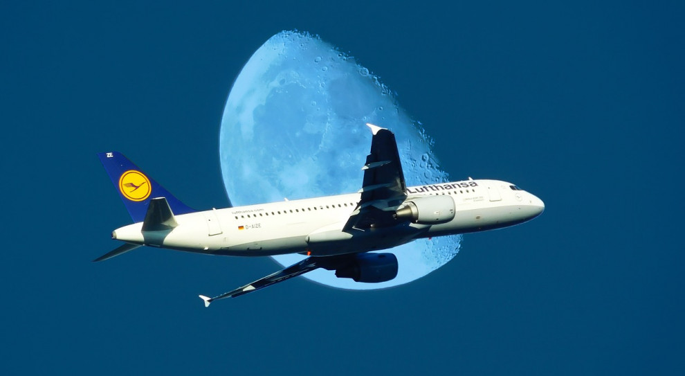 Ponad 5 tys. pilotów zrezygnuje do lata 2022 roku z mogącej sięgać nawet 45 proc. części swego wynagrodzenia. (Fot. Pixabay) Piloci Lufthansy zgodzą się na obniżenie zarobków