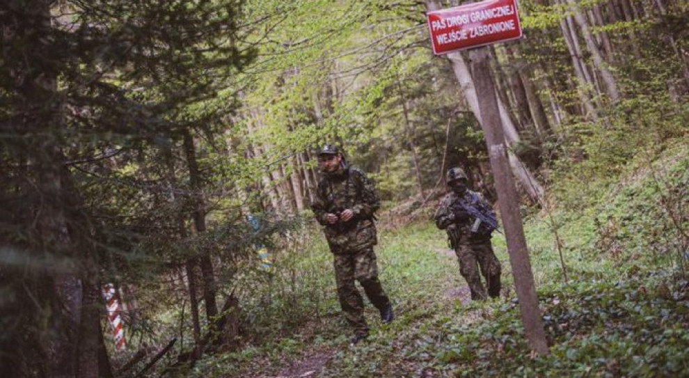 Żołnierze pomagają Policji i wspierają Straż Graniczną. (Fot. twitter.com/mblaszczak) Błaszczak: w walkę z koronawirusem zaangażowanych 8484 żołnierzy i pracowników wojska