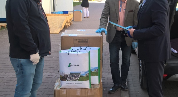Firma przekazała 800 kombinezonów ochronnych oraz 10 tysięcy maseczek chirurgicznych do czterech szpitali regionalnych (fot. mat. pras.) Lafarge w Polsce wspiera regionalne szpitale