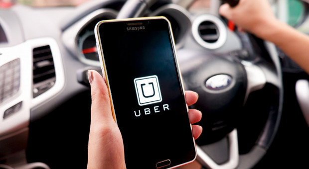 W oficjalnym oświadczeniu Uber zaznaczył, że zakwestionuje wytoczony pozew na sali sądowej (Fot. Shutterstock) Kalifornia pozywa Ubera i Lyfta za omijanie świadczeń pracowniczych