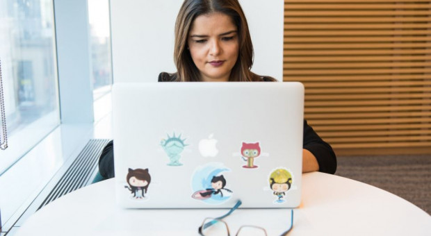 "Niania online" zdalnie zaopiekuje dzieckiem oraz pomoże w odrabianiu lekcji (fot. Christina Morillo/pexels) Nianie w czasie pandemii proponują opiekę online