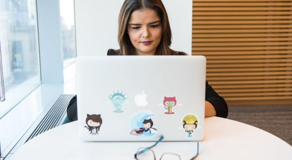 "Niania online" zdalnie zaopiekuje dzieckiem oraz pomoże w odrabianiu lekcji (fot. Christina Morillo/pexels) Nianie w czasie pandemii proponują opiekę online
