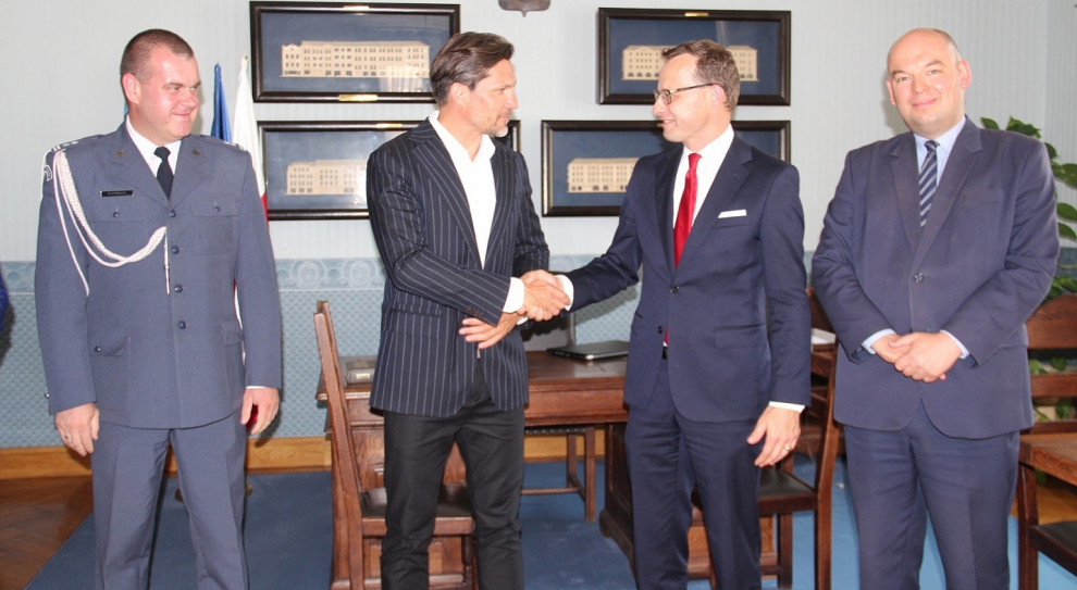 Pod dokumentem podpisy złożyli rektor-komendant WSKiP ppłk dr Marcin Strzelec i prezydent Kalisza Krystian Kinastowski (fot. WSKiP) Dawne więzienie będzie służyć Wyższej Szkole Kryminologii i Penitencjarystyki