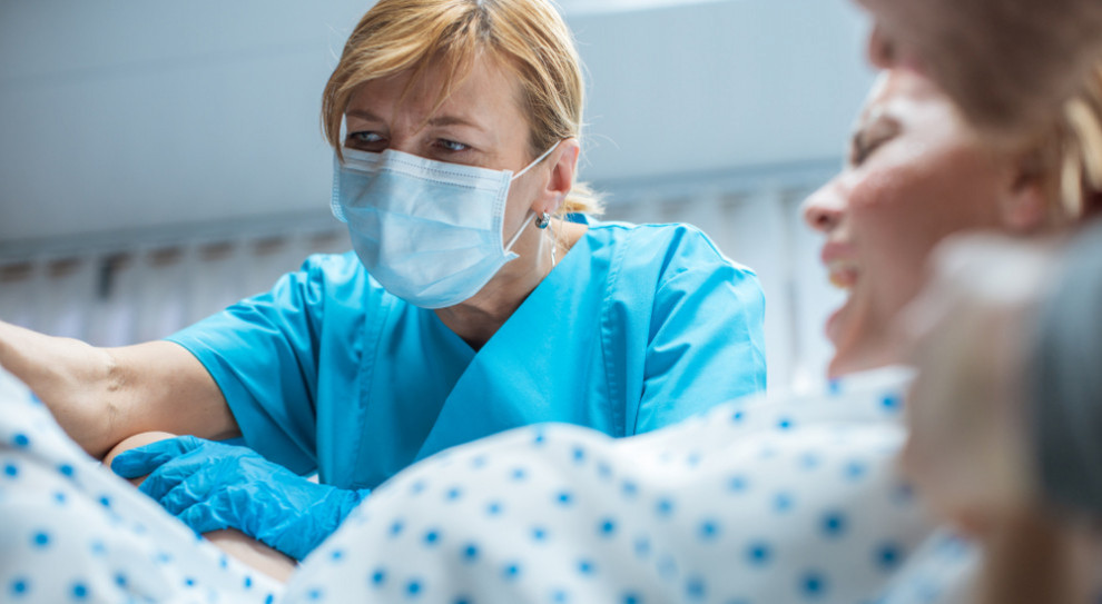 W czasie pandemii pielęgniarki i położne odgrywają w szpitalach bardzo ważną rolę. (Fot. Shutterstock) Międzynarodowy Dzień Pielęgniarki i Położnej. "Wsparcie pielęgniarek jest jeszcze ważniejsze"