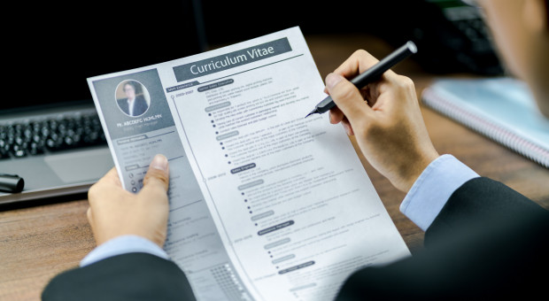Warto dokładnie przemyśleć, jakie wrażenie wywoła nasze CV - w tym zdjęcie lub jego brak (Fot. Shutterstock) Może pomóc lub zaszkodzić. Na ten element CV warto zwrócić szczególną uwagę