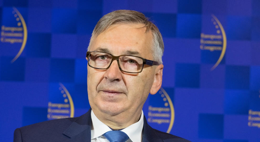 Wiceminister rodziny i polityki społecznej Stanisław Szwed. (Fot. PTWP) Szwed: aby uzyskać przeliczenie obniżonych zasiłków, należy złożyć wniosek