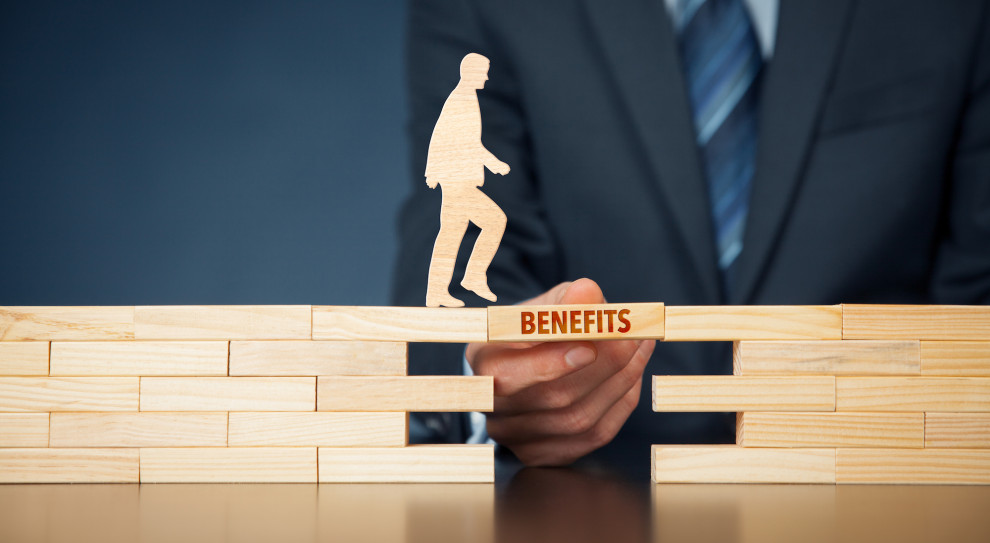 Spowolnienie gospodarcze to czas, kiedy firmy uważnie przyglądają się swoim wydatkom. (Fot. Shutterstock) Benefity w dobie koronawirusa. Co firmy oferują pracownikom?