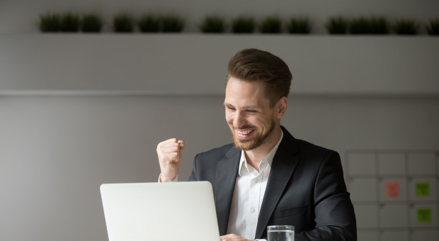 Najszczęśliwsi są ci, którzy pracują w trybie hybrydowym (fot. Shutterstock) Praca w trybie hybrydowym uszczęśliwia pracowników