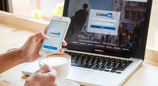 Media społecznościowe, takie jak LinkedIn, na stałe zagościły w rekrutacji. (Fot. Shutterstock) LinkedIn zmienia swoje oblicze. To już nie tylko portal dla pracowników korporacji
