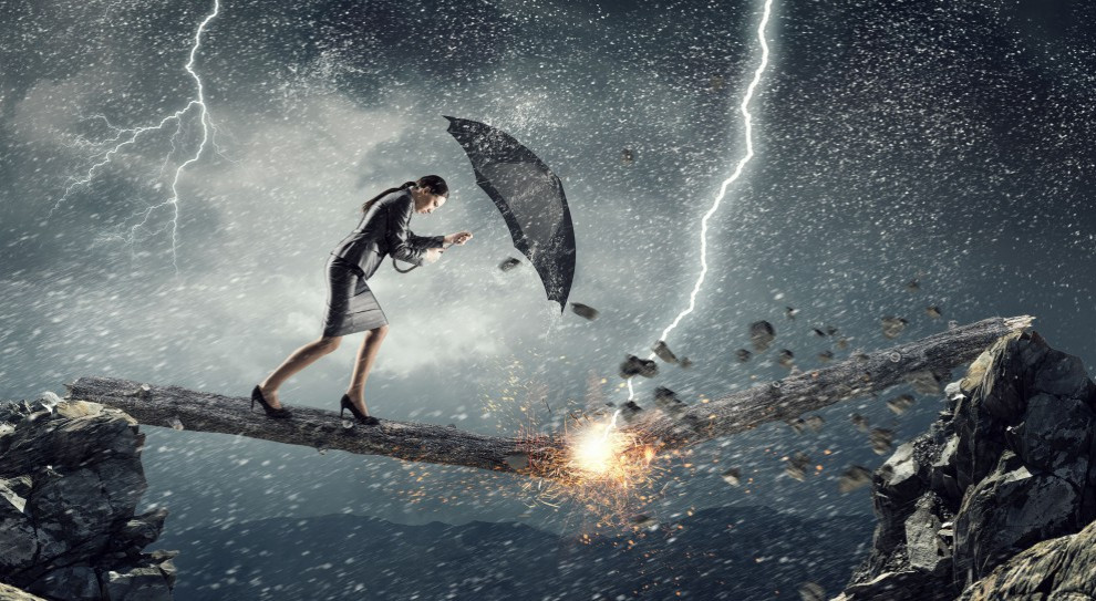 Tylko ok. 20 proc. respondentów oczekuje powrotu do normalności jeszcze przed wakacjami. Fot. shutterstock Polacy krytycznie o tarczy antykryzysowej: za mało i za późno