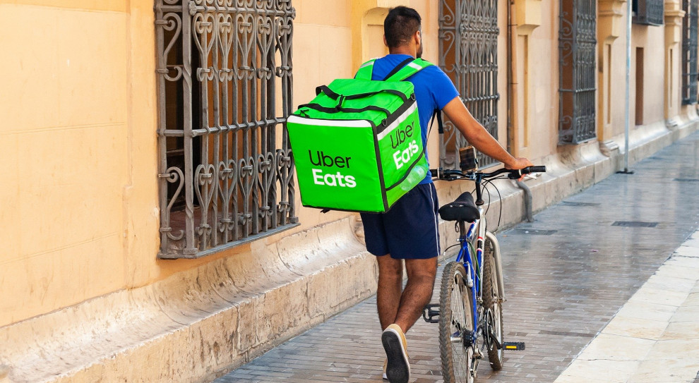 Mimo że Uber Eats zyskał w czasie pandemii, nie ochroniło to przed zwolnieniami 1/4 zatrudnionych w całej firmie (fot. pixabay/postcardtrip) Kolejna fala zwolnień w Uberze