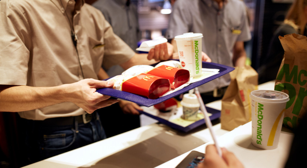 Do nieprawidłowości miało dochodzić w placówkach sieci zlokalizowanych na całym świecie. (fot. shutterstock.com) Czarne chmury nad McDonald's. Gigant oskarżony o "systemowe molestowanie" pracowników