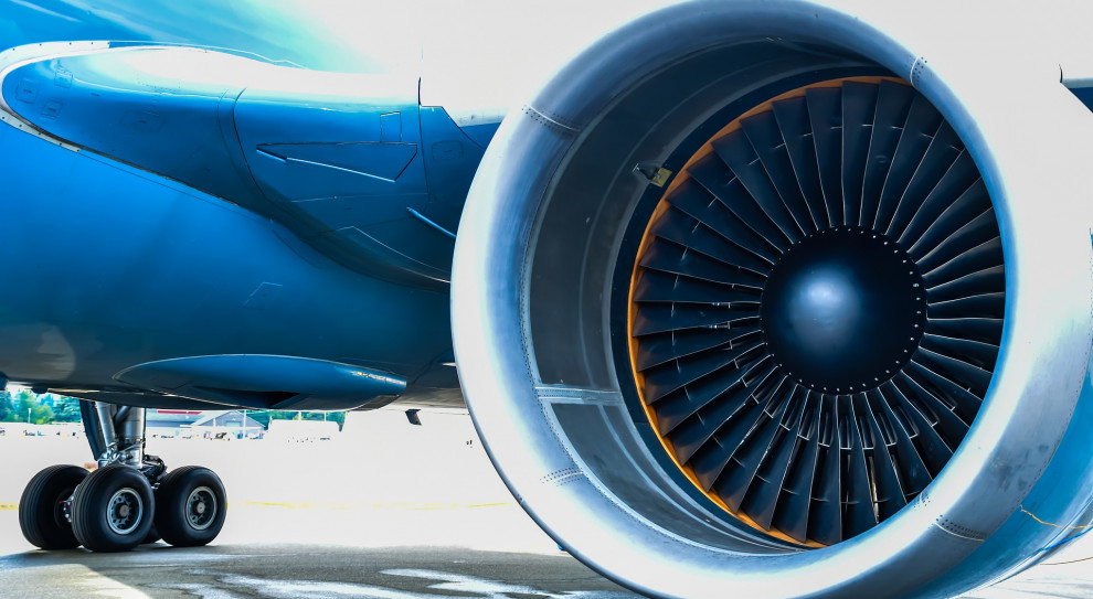 Rolls-Royce dostarcza silniki do dużych samolotów pasażerskich (fot. pixabay) Zwolnienia w Rolls-Royce. Tysiące osób straci pracę