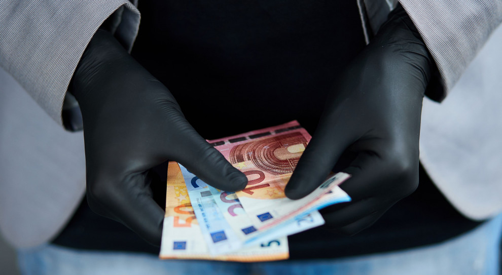 Pokrycie kosztów utrzymania pracowników to obecnie jedno z największych wyzwań, z którym muszą się zmierzyć pracodawcy (fot. shutterstock) 871 mln zł z UE na dofinansowanie pensji i składek pracowników