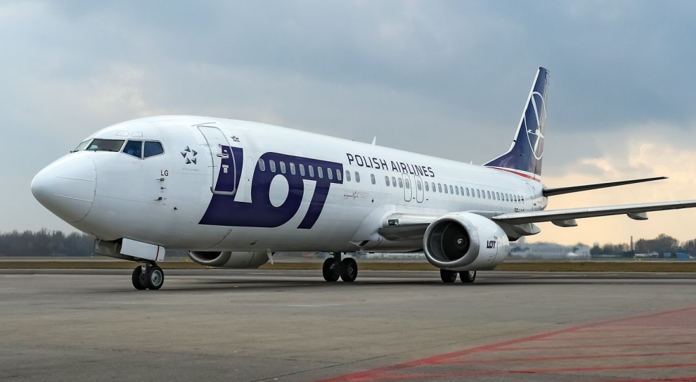 Wynagrodzenia: Stewardessy otrzymają od 2500 do 3600 zł miesięcznie, a kapitanowie od 5500 do 7200 zł miesięcznie (fot. facebook.com/PllLOT) LOT: Stewardessy i piloci otrzymają nowe stawki świadczeń gwarantowanych