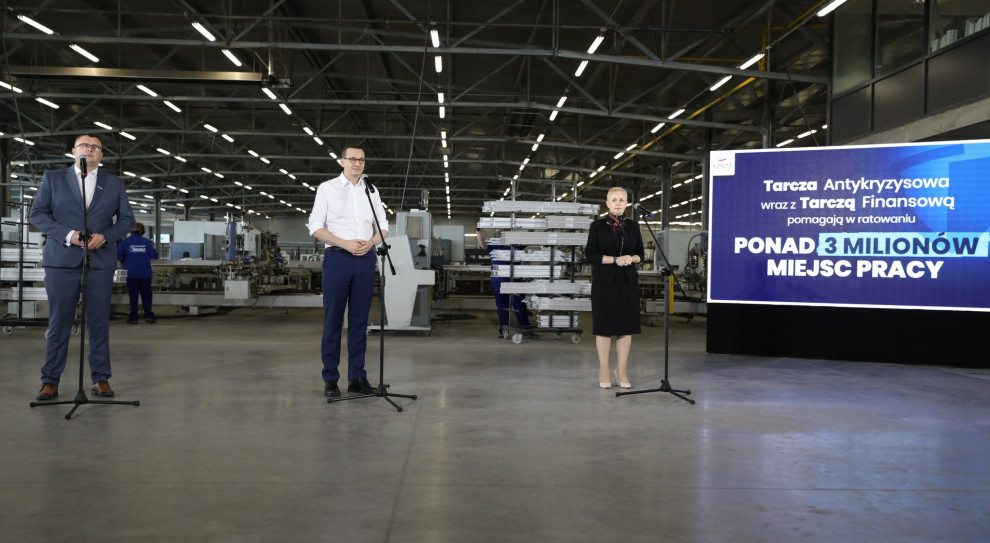 Premier Mateusz Morawiecki oraz prezes BGK Beata Daszyńska-Muzyczka w siedzibie firmy Monolit (fot. twitter.com/PremierR) Premier: Firma Monolit zatrudni nowych pracowników dzięki Tarczy Finansowej