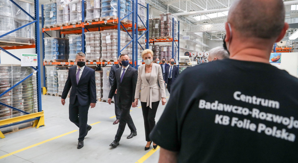 Prezydent Andrzej Duda odwiedził firmę KB Folie (fot. twitter.com/AndrzejDuda) Prezydent: Współpracuję z rządem, aby pomoc dla przedsiębiorców była niezwłoczna