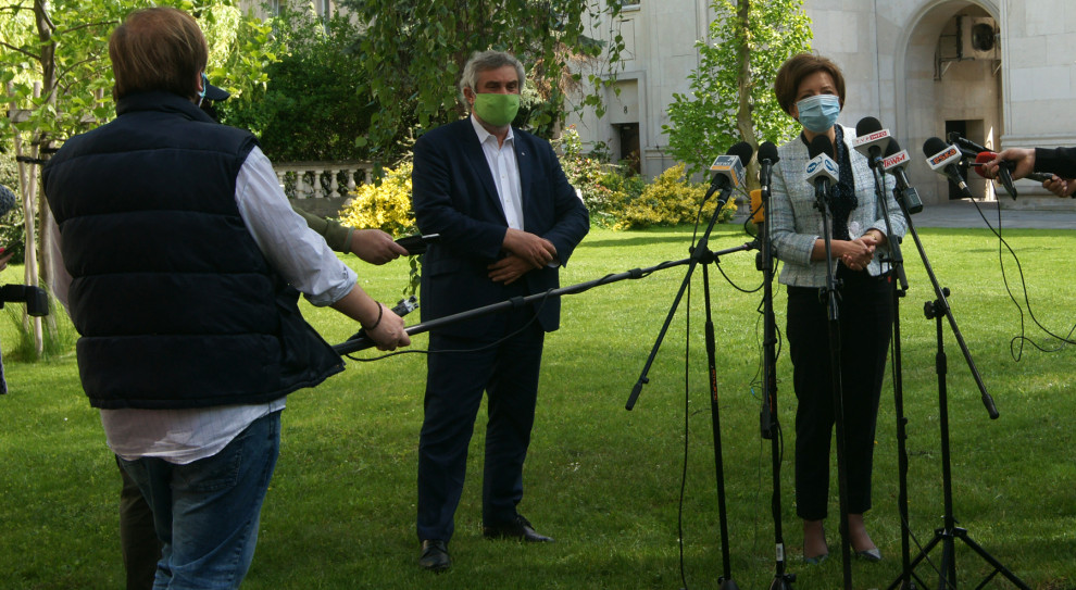 W sprawie pracowników sezonowych w rolnictwie zorganizowano 21 maja konferencję prasową z udziałem minister rodziny, pracy i polityki społecznej Marleny Maląg i ministra rolnictwa Jana Krzysztofa Ardanowskiego (Fot. gov.pl) W rolnictwie brakuje pracowników sezonowych. "Urzędy pracy gotowe do pomocy"