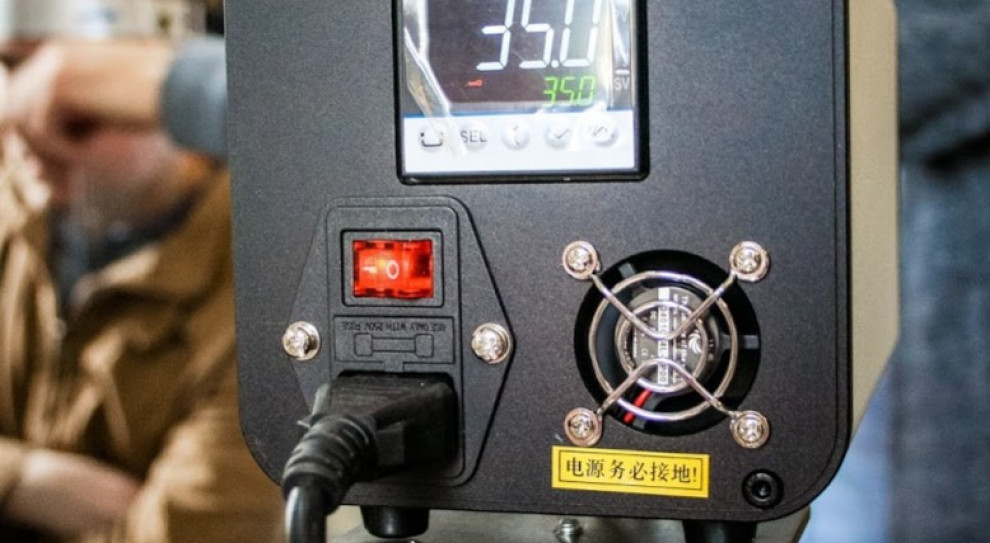 Badanie kamerą termowizyjną wyłapuje osoby z podwyższoną gorączką. Fot. materiały prasowe Masowe mierzenie temperatury, samoprzylepne maseczki. Firmy muszą przygotować się na reżim