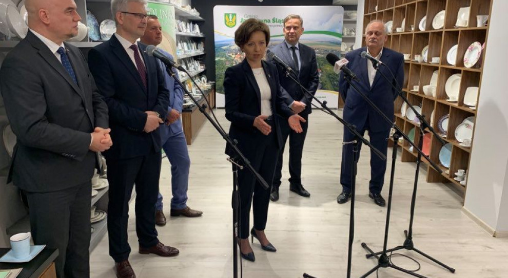 Minister Marlena Maląg podczas wizyty w zakładach Porcelany Stołowej "Karolina" (fot. TT/MRPiPS) Ponad 76 mld zł trafiło do polskich firm i pracowników