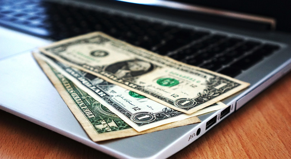 Zwolniony ratownik chciał zebrać ok. 1000 dolarów), a zgromadził dziesięć razy więcej. (fot. pixabay.com) Zwolniony z pracy ratownik medyczny zebrał przez internet 10 tys. dolarów pomocy