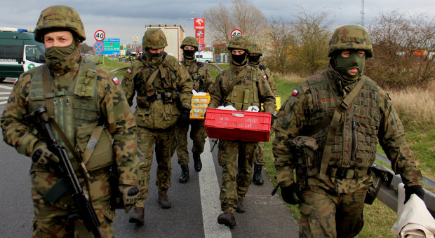 W tej chwili w Siłach Zbrojnych służy około 108 tys. żołnierzy zawodowych oraz ponad 20 tys. żołnierzy Wojsk Obrony Terytorialnej (fot. www.gov.pl/web/obrona-narodowa) MON wprowadza ułatwienia dla kandydatów do służby w Wojsku Polskim