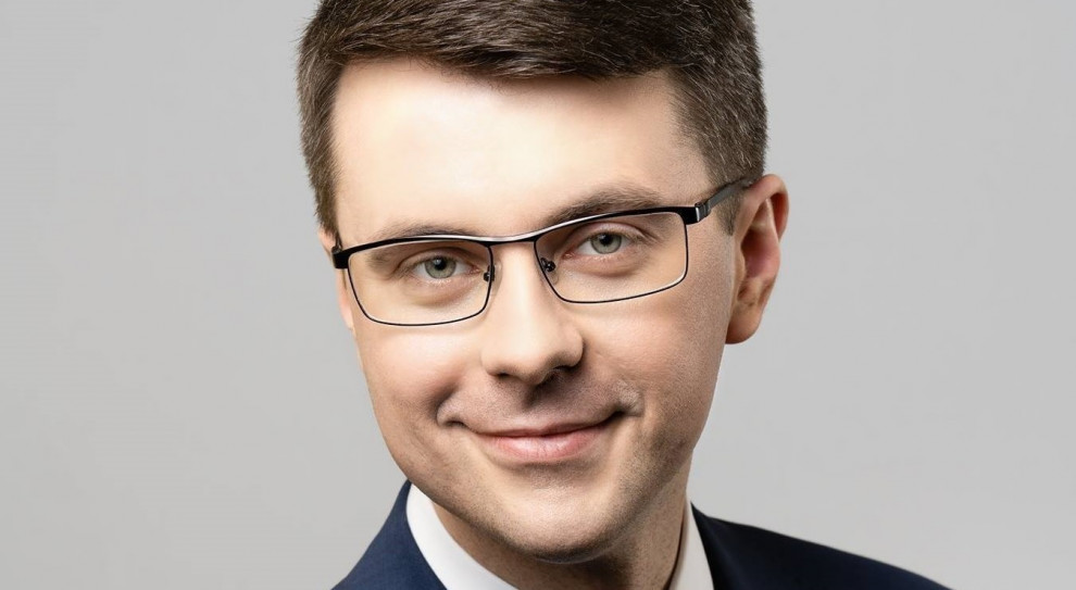 Rzecznik rządu Piotr Muller. (Fot. facebook.com/piotr.muller) Müller: opóźnianie prac nad bonem turystycznym to obstrukcja polityczna i gospodarcza