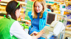 Pracownicy sektora handlu są narażeni na zakażenie wirusem COVID-19 (fot. Shutterstock) Pandemia koronawirusa COVID-19. Apelują o zaszczepienie pracowników handlu