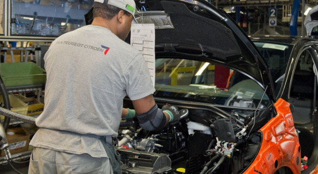 Aktywiści CGT nazywali sprowadzanych pracowników "nomadami branży motoryzacyjnej". (Fot. Frederic Legrand - COMEO- Shutterstock) Koncern PSA jednak nie sprowadzi pracowników z Polski do swojej fabryki