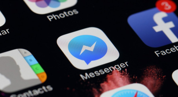 Usługa w ciągu najbliższych tygodni udostępniona zostanie także na Androida. (Fot. Shutterstock) Facebook ułatwi przedsiębiorcom kontaktowanie się z klientami przez Messengera