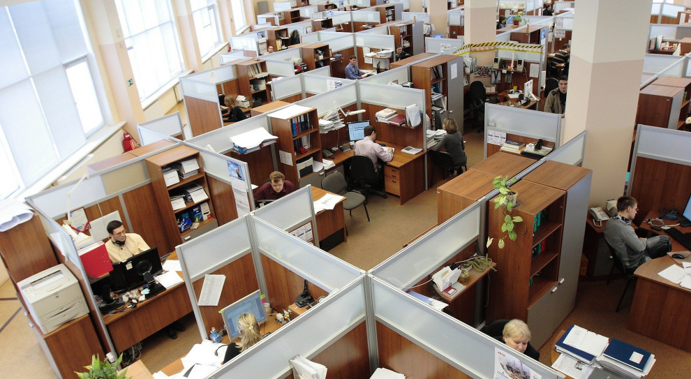 Nowe zasady pracy w zakładzie powinien regulować np. podręcznik lub regulamin stworzony w tym celu - zaznacza Anna Husarz, prawnik Personnel Service. (fot. David Mark / Pixabay) Powrót do biur nie taki łatwy. Pracodawcy muszą się dobrze przygotować