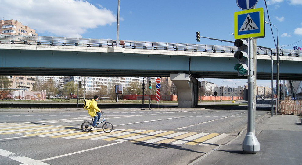 Wysokie ryzyko zakażenia COVID-19 dotyczy nie tylko lekarzy czy pielęgniarek, ale też m.in. kurierów. (fot. tndoit/Pixabay) Pracownicy na "śmieciówkach" mniej chronieni przed COVID-19