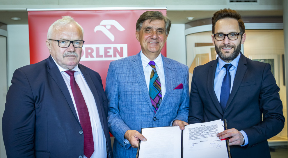PKN Orlen będzie kontynuował współpracę z Politechniką Warszawską. W ramach zawartego porozumienia z filią uczelni w Płocku studenci Politechniki będą mogli odbywać praktyki i staże w największych w Polsce koncernie paliwowo-energetycznym. fot. mat. pras. Orlen kontynuuje współpracę z Politechniką Warszawską