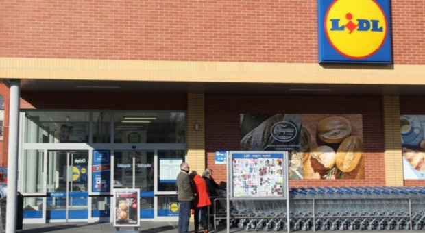 Pracownicy Lidl otrzymają premie za pracę w czasie pandemii. (Fot. Shutterstock) Lidl Polska premiuje za pracę w czasie pandemii