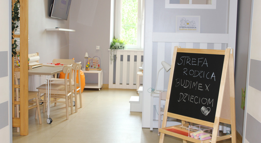 Pracownicy firmy przygotowali już 33. strefy rodzica. (fot. Budimex) Kolejna Strefa Rodzica gotowa. Pracownicy Budimeksu pomagają najmłodszym