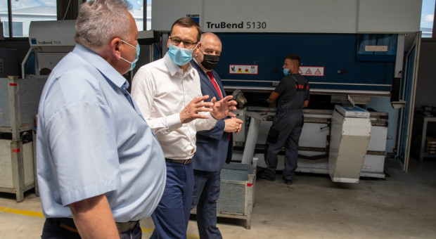 Premier podczas wizyty w firmie w Krasnymstawie (fot. TT/Kancelaria Premiera) Morawiecki: mimo kryzysu mamy szansę przyspieszyć wzrost gospodarczy i zwiększyć liczbę miejsc pracy