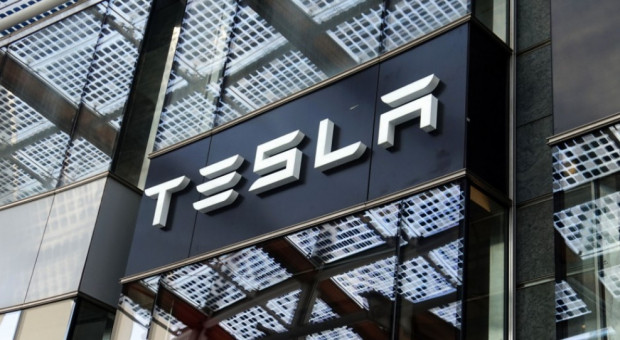 Tesla to nie jedyna firma, która obecnie przeżywa problemy w związku z obawami pracowników zatrudnianych w fabrykach dotyczącymi koronawirusa (fot.shutterstock) Pracownicy Tesli: firma straszy zwolnieniami, jeśli nie wrócimy do fabryki