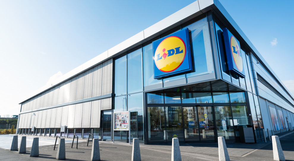 Lidl Polska od marca 2021 podnosi pensje w strukturach sprzedaży (fot. Shutterstock) Lidl daje podwyżki i zatrudnia nowych pracowników