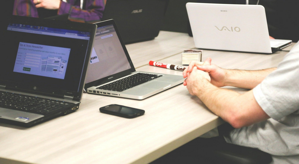 O ile w roku 2016 sektor tworzył około 214 000 stanowisk pracy, dziś jest to 338 000. (fot. StartupStockPhotos z Pixabay) Sektor nowoczesnych usług poszukuje specjalistów. Nie ilość, a jakość się liczy