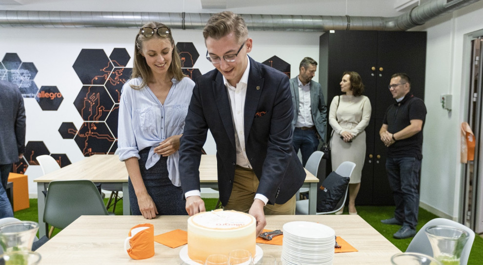 Oprócz współpracy na polu merytorycznym, firma sfinansowała renowację sali na wydziale EAIiIB. (fot. materiały prasowe) Pracownicy Allegro będą wykładać na AGH