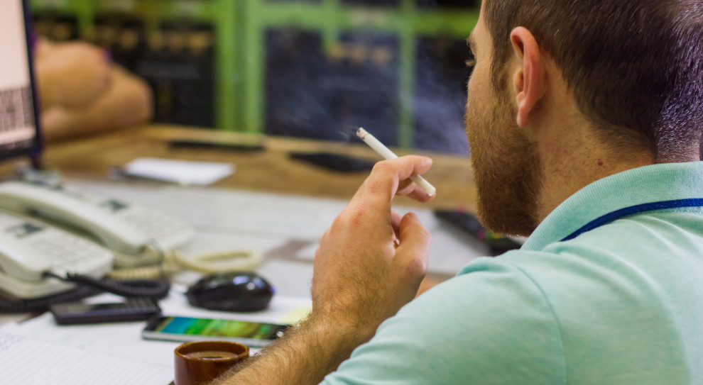 W skrajnych przypadkach przerwy na papierosa mogą skumulować się do 22 dni w roku, czyli blisko jednego miesiąca pracy (fot. Shutterstock.com) Firmy tracą miliony złotych na bezczynności pracowników